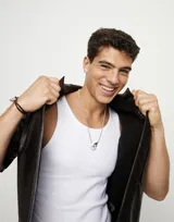 Collar de cadena fina plateada con cierre de mosquetón entrelazado.