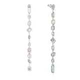 Par de aros largos colgantes con diseño asimétrico, con cristales facetados de diferentes formas y colores, engarzados en metal con baño de rodio.