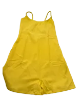 Mono corto amarillo con breteles finos, escote en V y espalda descubierta.