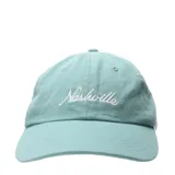 Gorro tipo dad hat de color verde menta, con visera curva y bordado frontal con la palabra "Nashville" en cursiva blanca.
