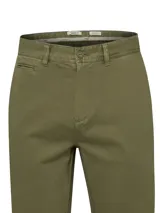 Pantalón de vestir negro, de corte recto, con bolsillos laterales y traseros. Se ajusta a la cintura con cinturón de cuero marrón.