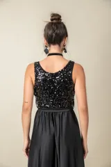 Vestido largo de fiesta negro, con corpiño de tul bordado y falda de satén liso. Incluye lazo de satén en la cintura.