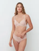 Panty tipo brief color piel, con cintura elástica y detalle de encaje en la parte superior.