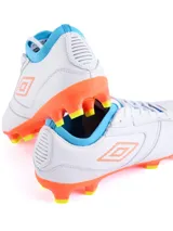 Championes de fútbol Umbro Speed HG, color blanco con detalles en naranja y celeste.