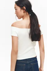 Top blanco de algodón en punto acanalado de raya fina. Modelo de manga corta con escote bote extraamplio y costura fruncida en el busto.