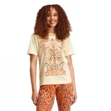 Remera Adidas de corte clásico, color crema con estampado de flores, jaguares y el logo de Adidas en color naranja.