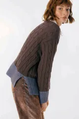 Sweater color camel con tejido de trenzas y terminaciones en color beige.