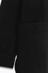 Sobrecamisa de Zara Woman Collection confeccionada en algodón 100%, color borgoña. Tiene cuello solapa, manga larga con puño, bolsillos de plastrón en el delantero y cierre frontal con botones metálicos.