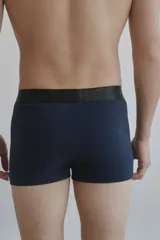 Boxer azul marino con cintura elástica negra.