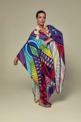 Kimono de manga ancha, largo hasta la pantorrilla, con estampado geométrico y tribal en tonos vibrantes como azul, rojo, amarillo, verde y morado.