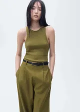 Mono largo color verde oliva, de corte recto, sin mangas y con cuello redondo. Incluye cinturón negro con hebilla dorada.