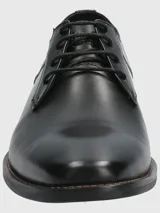 Zapato de vestir formal de cuero negro, con cordones y suela de goma.