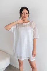 Remerón de viscosa con tejido de red calada.