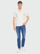 Pantalón de jean de corte recto, color azul medio, con bolsillos delanteros y traseros.