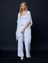 Kimono blanco de gasa con apliques de brillos, marca Jessica Mc Clintock.