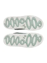 Championes urbanos de gamuza verde agua con suela blanca.