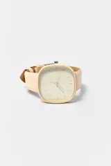 Reloj de pulsera color naranja con caja cuadrada y correa de cuero sintético.