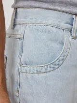 Bermuda de jean celeste de corte recto y tiro medio. Confeccionada en 100% algodón.