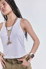 Musculosa blanca de morley con cuello redondo y sisas amplias.