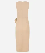 Vestido midi color beige, corte evasé, sin mangas, con lazo lateral y cierre trasero con cremallera.