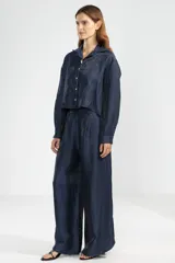 Pantalón palazzo azul marino de lino italiano con hilo metalizado, talle medio, cintura elástica en la parte posterior y bolsillos delanteros.