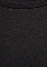 Remera de manga larga color gris oscuro con escote barco.