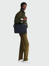 Bolso tipo briefcase negro con correa de hombro ajustable y detalles de la marca Longchamp.