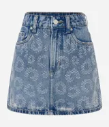 Minifalda de jean azul con tiro alto, trabillas en la cintura, bolsillos delanteros y traseros, y estampado de animal print de leopardo con tachas plateadas.
