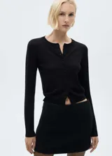Minifalda negra de tweed con corte evasé y cierre trasero invisible.
