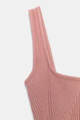 Body marrón de tejido de punto acanalado, con escote cuadrado y tirantes anchos.