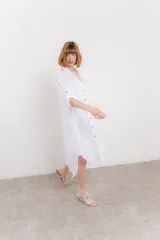 Vestido camisero midi color verde militar, de lino 100%, con silueta oversize, cuello camisero, mangas 3/4 con botón para ajustar y aberturas laterales.