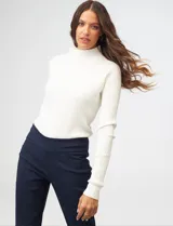 Pantalón negro de gabardina elastizada, marca Ruby Rd, de corte recto. Delantera con bolsillos simulados y trasera con bolsillos aplicados.