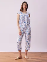 Conjunto de pijama marca René Rofé, compuesto por remera de tejido soft estampado con escote en V y botones, y pantalón capri con cintura elastizada.