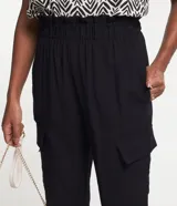 Pantalón jogger negro de viscosa con cintura elástica y bolsillos cargo laterales.
