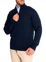 Sweater color café de tejido de punto, con cuello alto, cierre frontal completo y mangas largas.
