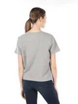 Remera cropped en gris con el logo de Calvin Klein dentro de una caja, confeccionada en tejido de punto suave.