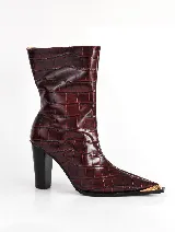 Bota corta color borgoña con estampado de cocodrilo, punta fina con aplique metálico dorado, taco bloque negro y caña media.