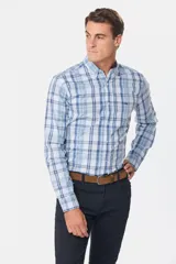 Camisa de manga larga con estampado a cuadros, corte regular y logo bordado.