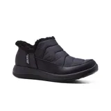 Bota casual Skechers Slip-Ins Cozy Escape color negro. Capellada acolchada de cuero vegano con tratamiento 3M Scotchgard y forro de piel sintética. Plantilla Skechers Memory Foam.