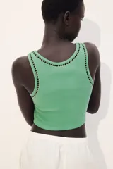 Musculosa cropped verde acanalada con escote redondo y sisas con detalle de calado.