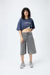 Remerón de manga corta color marrón con efecto lavado y estampa frontal de un caballo con texto estilo western.