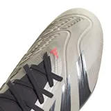 Championes de fútbol Adidas Predator Pro FG, color plateado con detalles en negro y rojo.