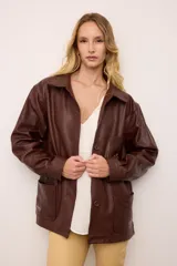 Chaquetón de cuero negro oversized, con corte recto y bolsillos delanteros. Presenta un bordado en los bolsillos inspirado en la costa atlántica.