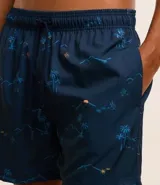 Bermuda de baño masculina, color azul marino, con cintura elástica y cordón ajustable. Presenta una estampa repetitiva de paisaje tropical con palmeras y montañas.