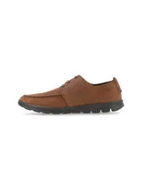 Zapato náutico casual de cuero azul marino con cordones, suela de goma color crema y plantilla calada.