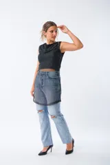 Vestido negro sin mangas de algodón y elastano, corte recto y terminaciones prolijas.