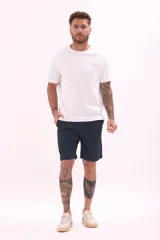 Bermuda de gabardina azul marino, corte recto y largo a la rodilla.