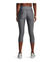 Calza capri Under Armour HeatGear color gris, de tiro alto y calce ajustado. Cuenta con bolsillo lateral y logo estampado en la pierna.