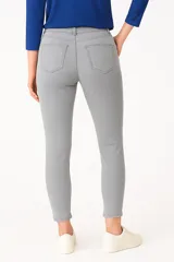 Pantalón chupín color gris.