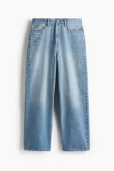Pantalón de jean celeste de corte holgado, con tiro bajo y cinco bolsillos.